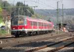 Whrend eine RB nach Bamberg (man beachte die funktionierende Zugzielanzeige) ber Gleis 3 den Kronacher Bahnhof verlsst, ist am Bahnsteig 2/3 eine kleine Bautruppe fleiig am werkeln.