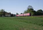 Eine Regionalbahn nach Bamberg ist am 1. Mai 2011 bei Halach unterwegs.