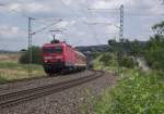 143 253-3 ist am 17. Juni 2011 mit defektem Steuerwagen und einer RB nach Bamberg auf der Frankenwaldbahn bei Neuses unterwegs.