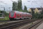 Ein RE nach Mhldorf (Oberbayern) durchfhrt am 24. Juni 2011 den Bahnhof Mnchen Heimeranplatz.