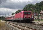 143 275-6 verlsst am 23. Juli 2011 mit einer Regionalbahn nach Saalfeld (Saale) den Bahnhof Kronach ber Gleis 2.