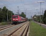 143 172-5 zieht am 6. August 2011 den RE 69897 nach Aschaffenburg Hbf durch Hallstadt (bei Bamberg). Am Zugschluss laufen noch vier Schiebewandwagen mit.
