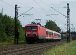 Man knnte denken, es sei ein Bild aus alten Zeiten, aber da irrt man sich. Eine Silberling-Garnitur ist noch Planmig als RB Treuchtlingen-Wrzburg-Karlstadt(Main) unterwegs. Hier ist 143 866 am 03.August 2011 mit der RB 58050 nach Karlstadt(Main) bei Thngersheim unterwegs.