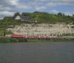 Eine 143 ist am 30. August 2011 mit einer Regionalbahn von Treuchtlingen nach Karlstadt am Main bei Retzbach unterwegs.