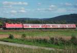 Eine 143 ist am 6.September 2011 mit einer Silberling-Garnitur als RB nach Saalfeld bei Halach unterwegs.