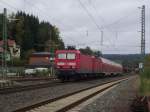 143 178-2 schiebt eine DoSto Garnitur und zieht die 143 281-4 am 9. Oktober 2011 als RB 70441 (Bamberg - Naumburg) aus Kronach heraus. 