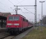 111 211-9 steht am 18. November 2011 mit einer RB nach Hochstadt-Marktzeuln auf Gleis 4 in Kronach.