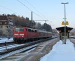 111 175-6 verlsst am 10. Februar 2012 mit einer umgekehrt gereihten Regionalbahn nach Bamberg den Kronacher Bahnhof.