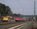 111 171-5 zieht am 3. April 2012 eine Regionalbahn nach Bamberg mit defektem Steuerwagen in den Bahnhof Kronach.