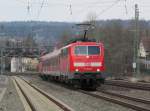 111 184-8 zieht am 8. April 2012 zwei n-Wagen und 111 221-8 in den Kronacher Bahnhof.