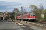 Eine Regionalbahn nach Bamberg verlsst am 21. April 2012 mit schiebender 143 362-2 den Kronacher Bahnhof.