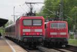 143 148-5 und 111 171-5 treffen sich am 3. Mai 2012 mit ihren n-Wagen Garnituren auf den Gleisen 3 und 4 im Kronacher Bahnhof.