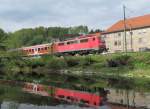 111 171-5 ist am 8. Mai 2012 mit einer Regionalbahn nach Kronach im Kronacher Stadtgebiet unterwegs.