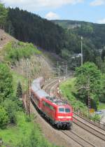 111 057-6 zieht am 9. Juni 2012 eine Regionalbahn von Saalfeld (Saale) nach Bamberg durch den Frankenwald bei Lauenstein (Oberfr).