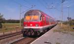 Ein Karlsruher Steuerwagen am Ende einer Regionalbahn von Bamberg nach Saalfeld (Saale) verlsst am 15.08.2012 Gundelsdorf. 