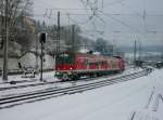 Eine n-Wagen Garnitur verlässt am 09.Februar 2013, mit schiebender 111 185, den Kronacher Bahnhof als RE 4983 nach Lichtenfels.