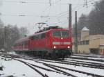111 202-8 erreicht am 08. Februar 2013 mit einer Regionalbahn von Bamberg nach Saalfeld den Bahnhof Kronach auf Gleis 1.