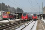 111 166-5 mit einer RB nach Bamberg, 442 307 als RE nach Jena und 442 269 als RB nach Saalfeld (Saale) begegnen sich am 15.