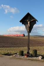 Eine 111 schiebt ihren RE von Treuchtlingen Richtung Ingolstadt hier kurz vor Eitensheim am 02.01.2013