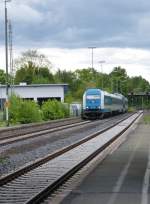 Hier sieht man die Einfahrt von 223 066 in den Bahnhof von Oberkotzau am 21.Mai 2013.