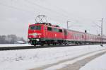 Die 111 005-5 der DB vor dem Regionalzug Salzburg- München am 25.01.14 bei Übersee am Chiemsee zur Verstärkung der Meridian Züge, wie man auf den überklebten DB Logos erkennen
