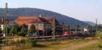 Blick am 18. Juli 2014 auf den Bahnhof Kronach, in dem gerade 111 184-8 mit einer n-Wagen Garnitur pausiert.