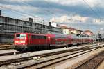 Am 24.06.2014 fuhr 111 221-8 mit einem RE (München Hbf - Nürnberg Hbf) aus dem Hauptbahnhof von Regensburg Hbf.