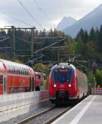 Zugkreuzung in Klais. Für den G7 Gipfel im Schloß Elmau wurden die Bahnsteige im Bahnhof Klais modernisiert. 111 024 (ADAC Werbung) waret auf   unser   Hamsterbäckchen. Mit 2442 215 werden wir nach München fahren. Bahnstrecke 5504 München - Mittenwald am 11.10.2014