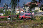 2442 207 ist als RB München-Reutte in Tirol unterwegs und hat gerade den Bahnhof Garmisch-Partenkirchen verlassen und schwenkt in Richtung Zugspitze und Außerfern ein. Zwischen der Außerfernbahn und der Mittenwaldbahn rechts am Bildrand lag das ehemalige Bahnbetriebswerk Garmisch-Partenkirchen von dem nur noch ein großes Loch und Brachland übrig geblieben ist. Bahnstrecke 5452 Garmisch-Partenkirchen - Griesen Grenze - (Reutte Tirol) am 16.09.2016