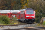 245-003 mit ihrem RE aus München nach Lindau fahrend. In der Einfahrtskurve in Hergatz kuzr vor dem Bahnübergang. 23.10.16