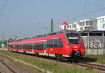 Der Berliner Bouletten Hamster 442 326-5 als S1 von Warnemünde nach Rostock Hbf bei der Einfahrt in Warnemünde Werft.18.05.2019