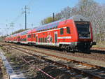 Durchfahrt RE 5 nach Wünsdorf-Waldstadt mit Schublok 112 187 auf dem Südlichen Berliner Außenring bei Diedersdorf in Brandenburg  am 22. April 2020.

