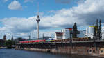 182 005-9  Theodor Fontane  zieht RE 1 (3181) über die Berliner Stadtbahn, hier an der Berliner Jannowotzbrücke, Richtung Frankfurt (Oder).
Parallel verkehrt die S-Bahn dazu bei ca. 60 km/h. Aufgenommen von der Michaelbrücke.

Berlin, der 12.07.2020