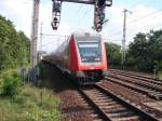 RE1 nach Brandenburg Hbf bei der Durchfahrt Potsdam Park Sanssouci. Mo-Fr die RE1 ab Potsdam Hbf 16:08, 17:08 abfahren halten nur in Werder (Havel). Hinter diesen Zug verkehrt ein zustzlicher Zug mit allen unterwegs halten. Aufgenommen am 07.08.07