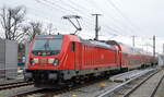 DB Regio Nordost [D] mit  147 018  [NVR-Nummer: 91 80 6147 018-6 D-DB] als Schublok des RE3 Richtung Berlin am 15.12.21 Berlin Karow.