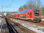 Ausfahrt RE 5 am 22. Januar 2022 mit Steuerwagen D DB 50 80 86 – 75 067-8 DBpbzfa in Richtung Berlin mit der Zuglok 114 040 bei der Unterfahrung  der Fußgängerbrücke im Bahnhof Dabendorf. 