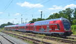 DB Regio AG - Region Nordost mit  445 006  (NVR:  91 80 0445 006-3 D-DB..... ) als RE5 am Rande des Bahnhof Elsterwerda pausierend am 21.06.22