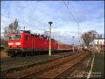 143 566 kreuzt mit einer RE18 Cottbus -Dresden Hbf in Groenhain Cottbuser Bf mit einem RE15 Dresden Hbf - Hoyerswerda, 05.12.07.