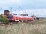 Auf Gleis 4 hlt Einfahrt der RE2 (RE 38141) von Rathenow nach Cottbus.(+10) Heute mit einer lteren Garnitur von Dostos.