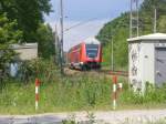 RE 2 nach Cottbus legt sich am 31.05. an der ehemaligen Blockstelle Motzen in die Kurve. Der Himmel im Hintergrund kndigte schon ein folgendes krftiges Gewitter an.