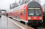 Im BW Berlin-Lichtenberg scheinen die Steuerwagen aus zu gehen und mssen sich Steuerwagen von der S-Bahn Rostock leihen. Gesehen am RB21 (RB 28011) nach Potsdam Griebnitzsee in Wustermark. Gezogen hat die 143 566-8. 16.11.2010