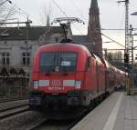 182 014-1 mit RE 37383 von Wismar nach Cottbus bei der Ausfahrt im Schweriner Hbf.28.12.2011 