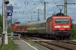 Am 17.05.2012 zeigt sich der RE 18 Dresden Hbf -  Cottbus farbenprchtiger als sonst. 143 221 - 0 ist die Zuglok und  143 065 - 1   schiebt nach 
Aufgenommen in Radebeul Naundorf  am 17.05.2012 gegen 13:15 Uhr.