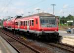 Die RB 28710, bestehend aus 143 173-3, DBuza und Bybhdzf ist gerade aus Potsdam Hbf in Oranienburg angekommen und fhrt wenige Minuten spter als  RB 28733 nach Hennigsdorf, hier am 03.08.2012.