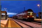 In der Dmmerung wartet RB 28897 nach Cottbus in Falkenberg auf Fahrgste. (12.1.2013)