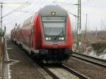 RE 5 (RE 4359 ) mit Schublok 112 185 nach Lutherstadt Wittenberg am 19. Januar 2013 durchfhrt den Bahnhof Grobeeren der amtsfreien Gemeinde im nrdlichen Teil des Landkreises Teltow-Flming in Brandenburg.