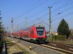 Mit dem Steuerwagen voraus kommt hier der RE2 nach Cottbus gefahren und erreicht gleich den Bahnhof Lbbenau/Spreewald. 23.03.2012