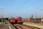 Im November scheint tatsächlich auch einmal die Sonne.
Der 442 817 als RB 20 von Oranienburg über Hennigsdorf nach Potsdam Hbf und der RE  5 von Falkenberg (Elster) nach Stralsund  Hbf  am 27.11.2014 in Oranienburg.
