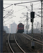 Am Neigungswechsel -    Ein Regionalexpress-Zug kurz vor der Einfahrt in den Berliner Fernbahntunnel beim Gleisdreieck.