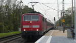 111 097 zieht eine wegen IC-Überholung im Gegengleis verkehrende RB68 nach Frankfurt in den Bahnhof Darmstadt-Eberstadt.